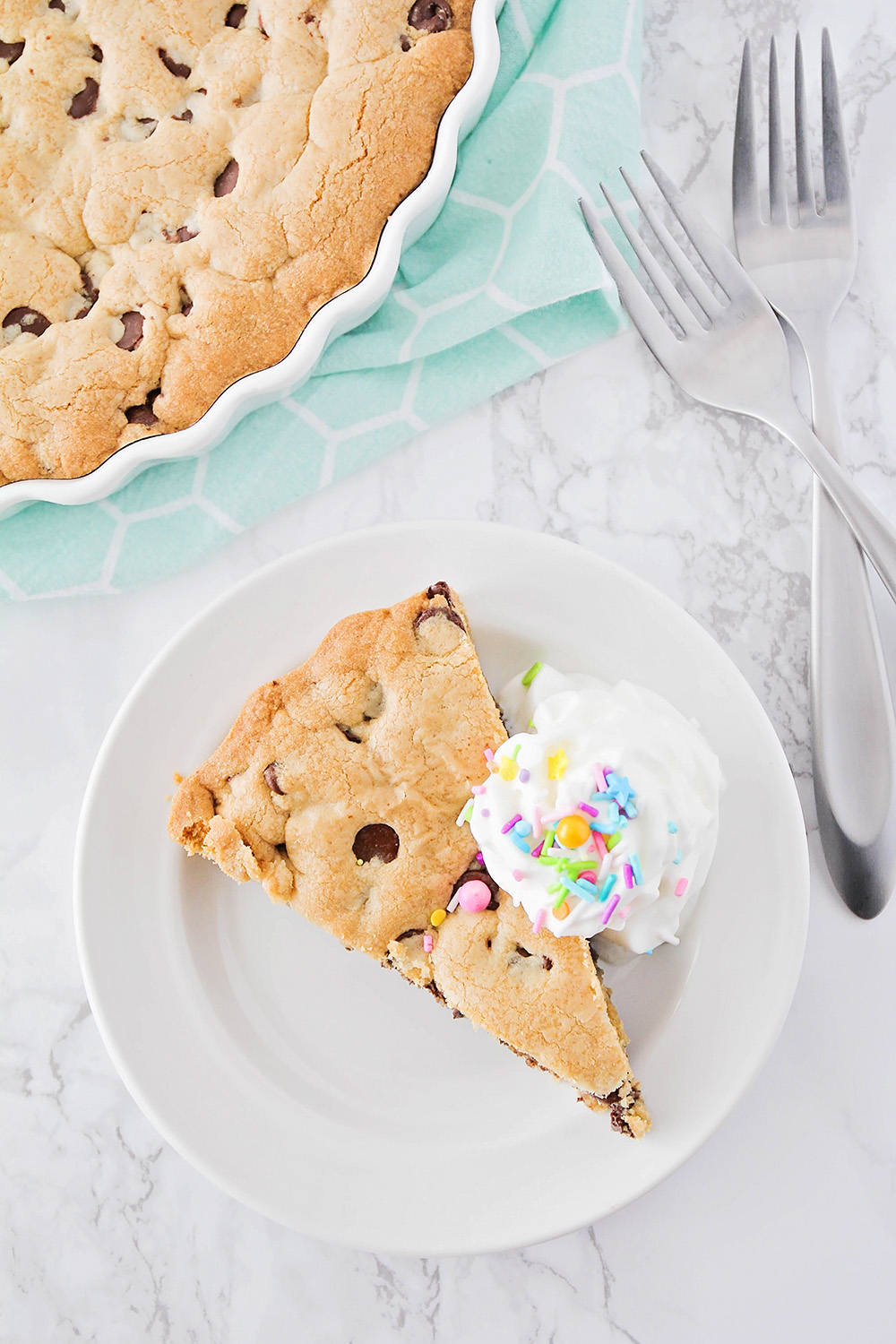 This delicious chocolate chip cookie cake is so easy to make, and perfect for any occasion!