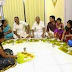 नीचे बैठ कर खाना खाने के लाभ Niche baith kar khana khane ke laabh