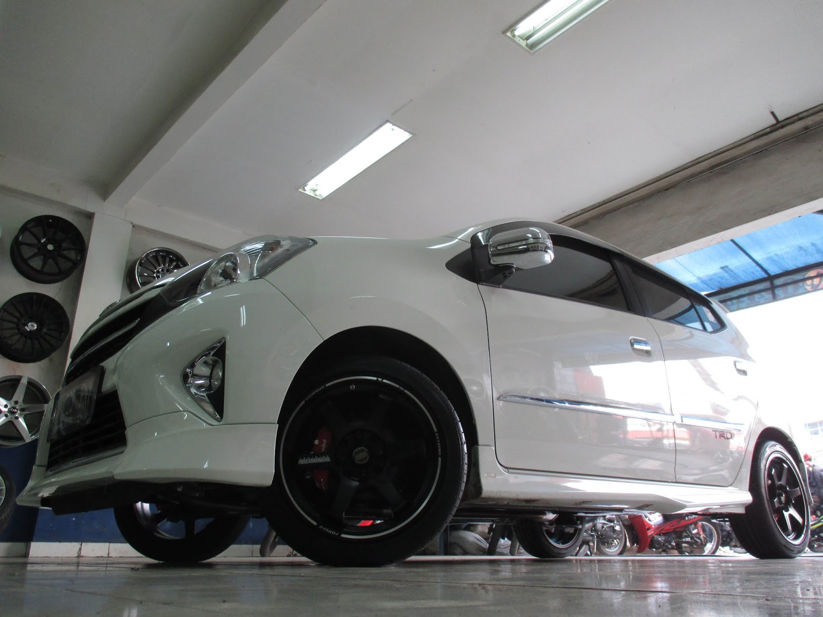 Agya Modifikasi Ban: Mencari Keseimbangan Gaya, Performa, dan Keselamatan