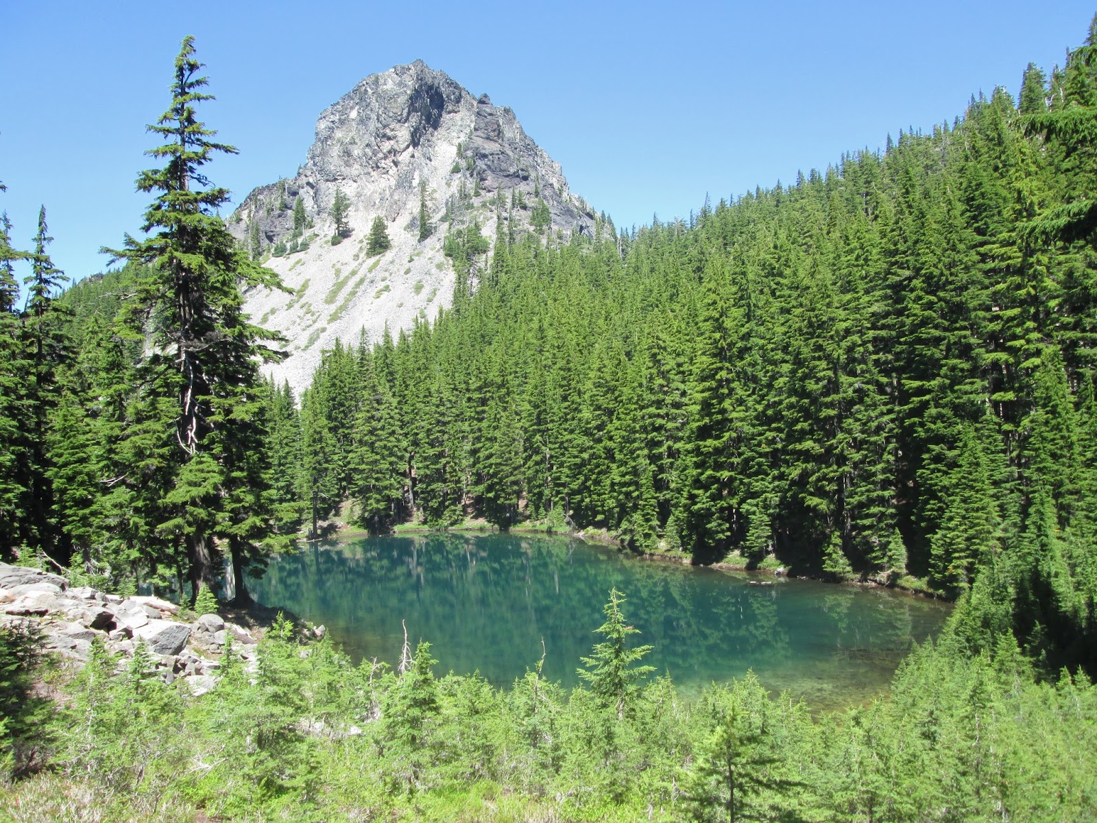 Hiking Oregon Divide Lake and Mount Yoran