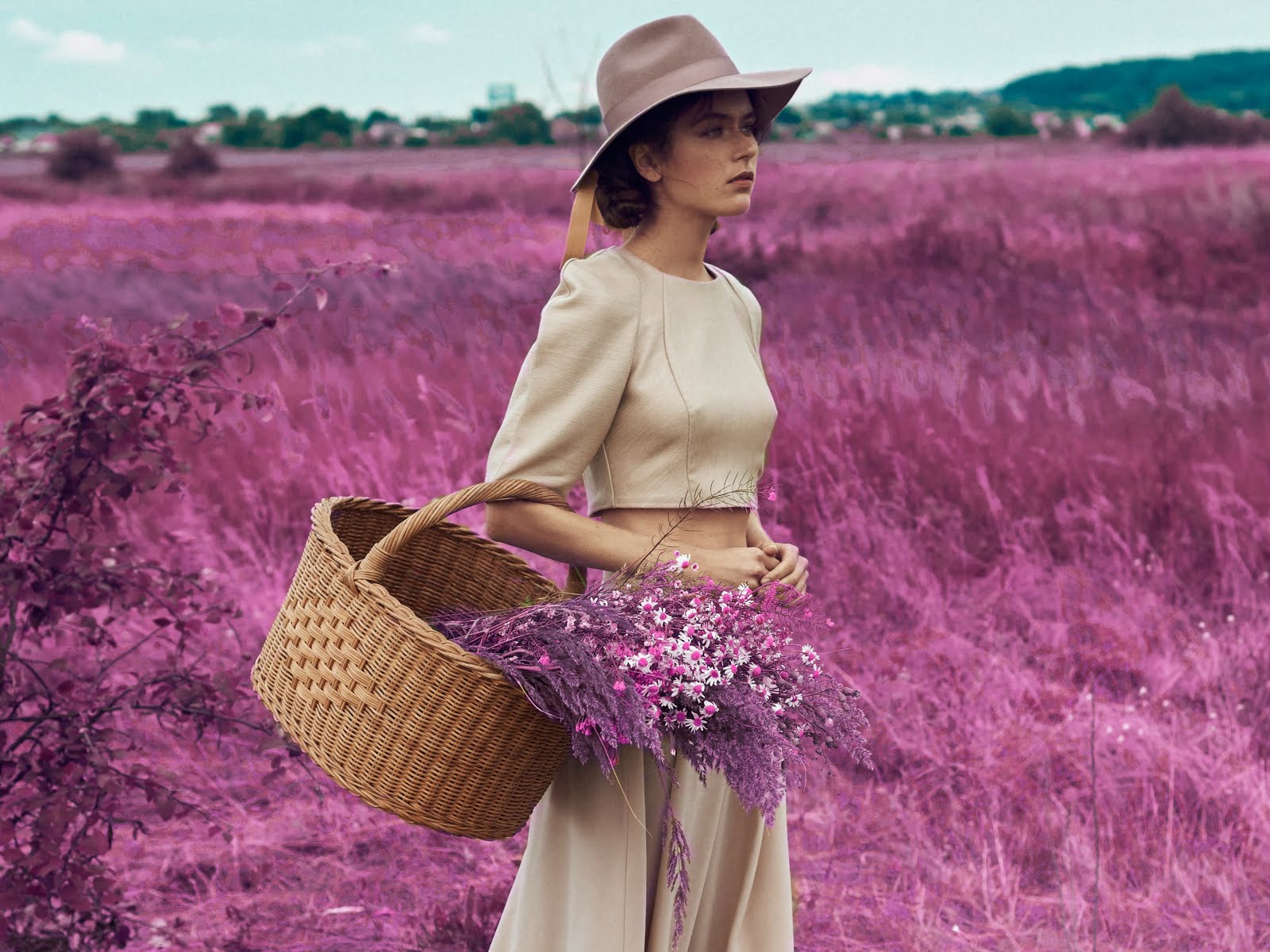 девушка в лавандовом поле со спины картинки нарисованные. лаванда прованс. поле моды. поле моды. показ жакмюс в пшеничном поле.