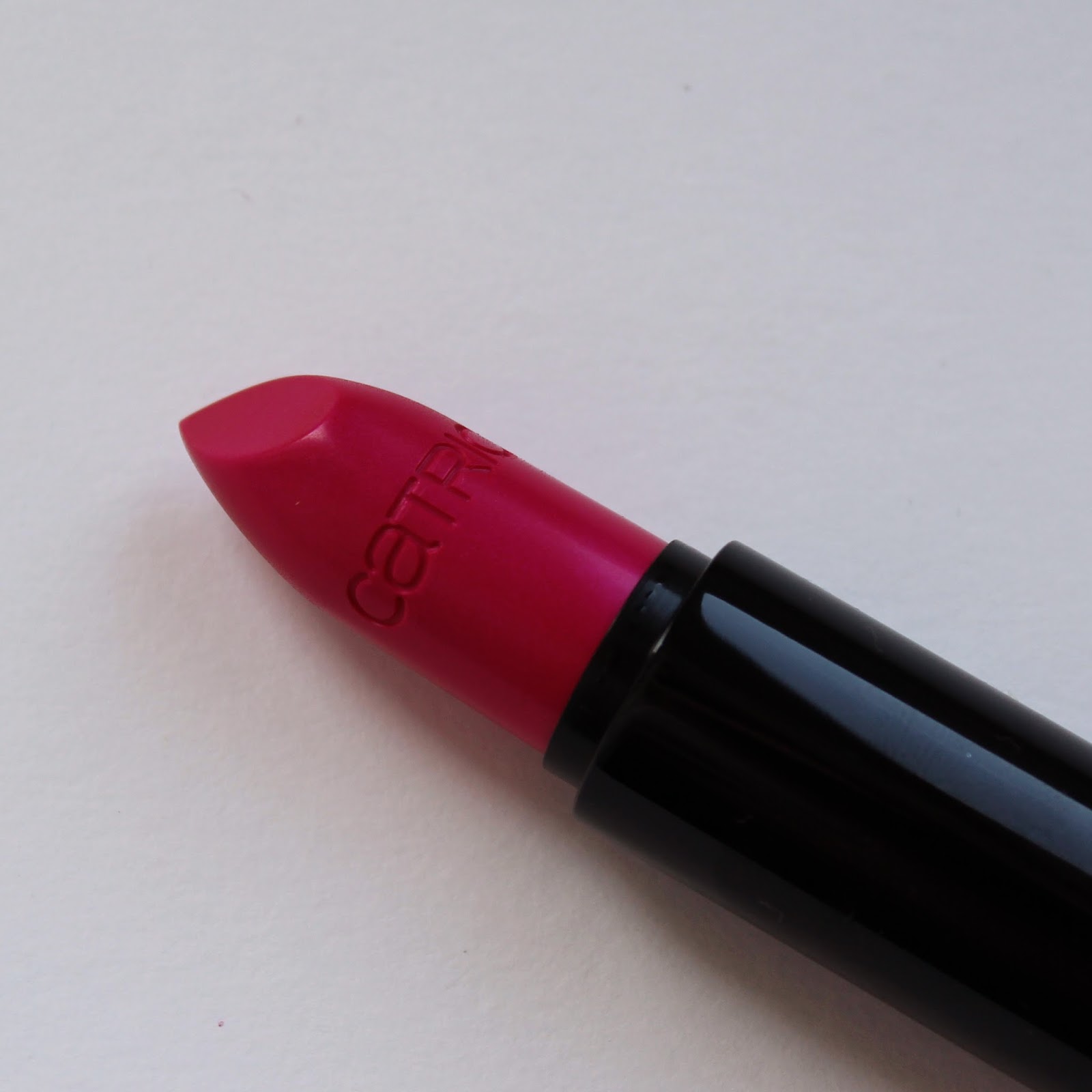 Ягодный цвет губ. Ягодная помада. Помада catrice ultimate colour. Помада catrice ultimate colour. Ultimate colour.