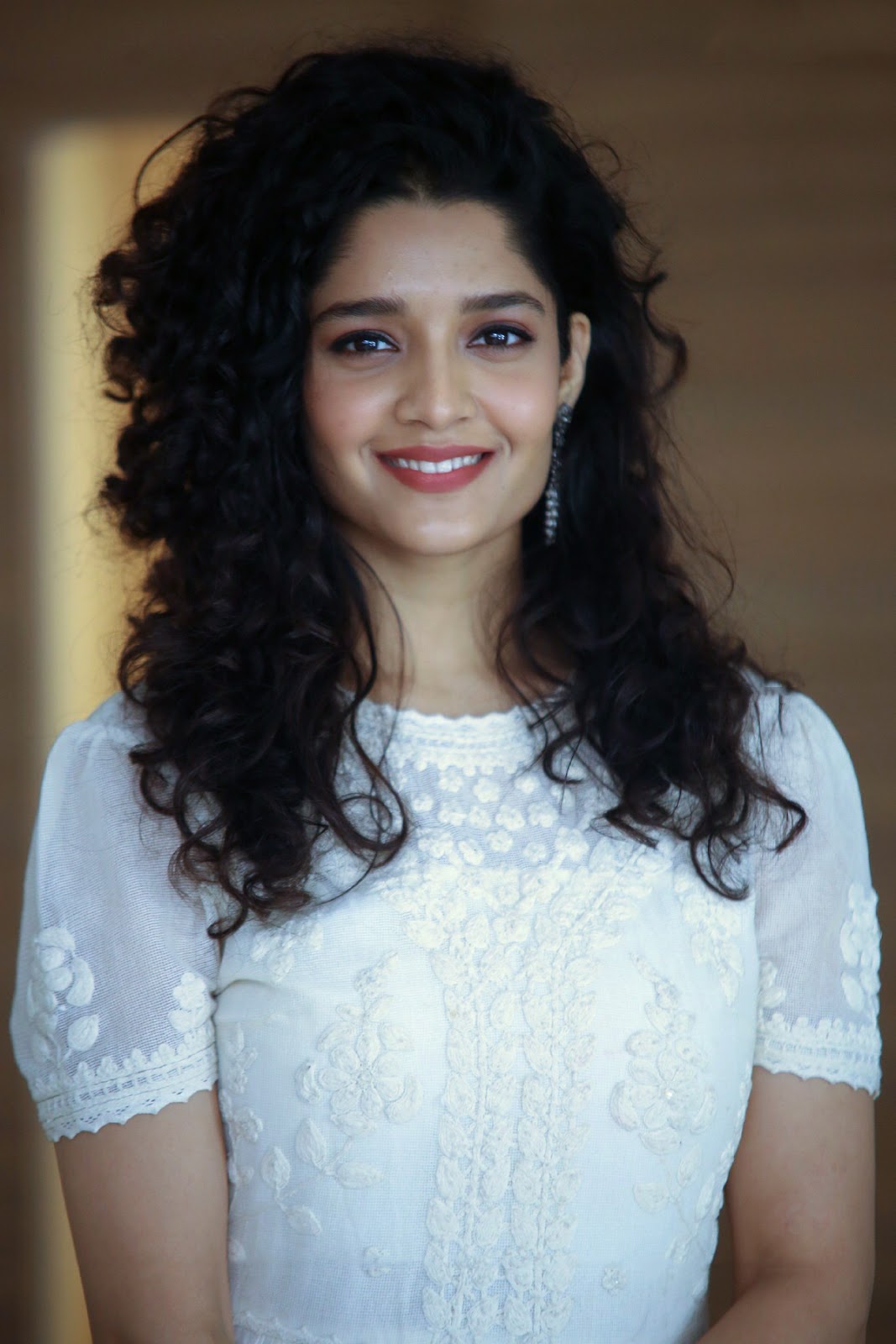 Kangana Ranaut Indian actress Bollywood portrait brunette black curly  hair HD wallpaper  Peakpx