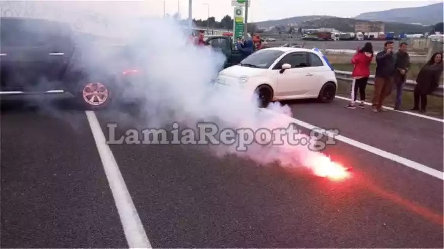 Εθνική Οδός Αθηνών Λαμίας σήμερα: Μπλόκο για τους μετανάστες από τους κατοίκους της Λαμίας Εθνική Οδός Αθηνών Λαμίας σήμερα: Μπλόκο για τους μετανάστες από τους κατοίκους της Λαμίας