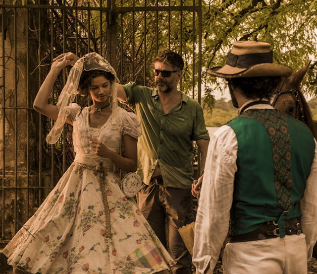 Velho Chico novela, figurino, Leonor (Marina Nery) vestido de casamento roceira Vestido branco com flores