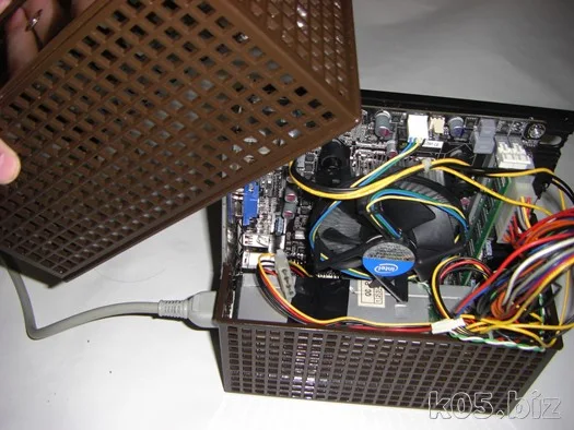 100円ショップの品物で自作pcケースを製作する 某氏の猫空