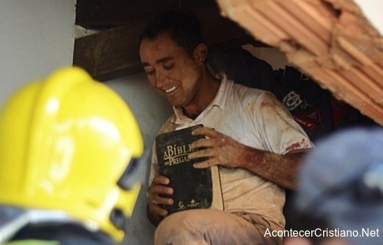 Hombre rescatado de accidente muestra Biblia