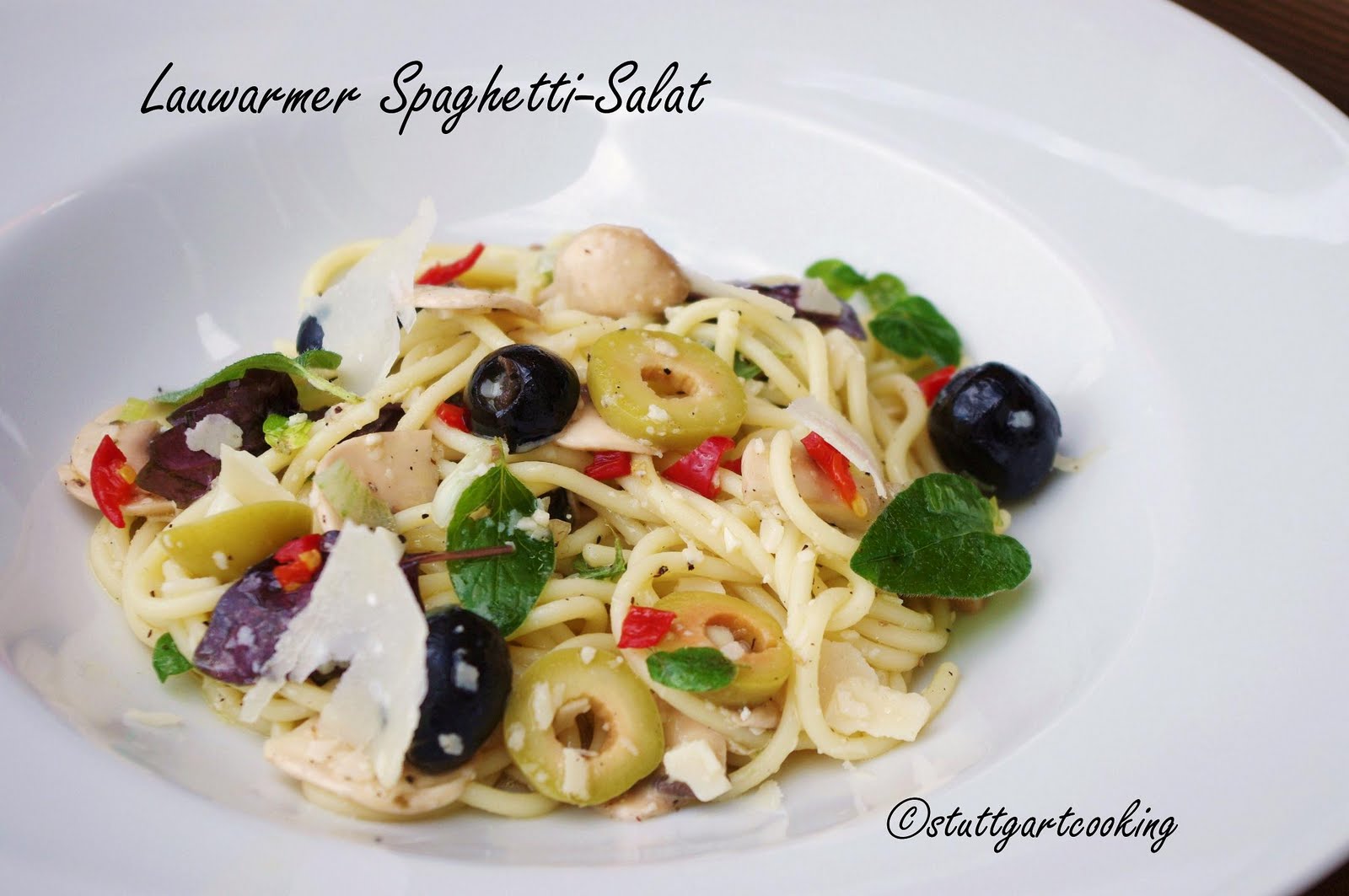 stuttgartcooking: Lauwarmer Spaghetti-Salat mit gebratenen Lachs