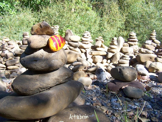Cúmulos de piedras en el Camino Aragonés de Santa Cilia a Arrés