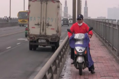 Bekerja Selama 13 Tahun, Pria Ini Selamatkan 300 Nyawa Ingin Lompat Bunuh Diri Dari Jembatan
