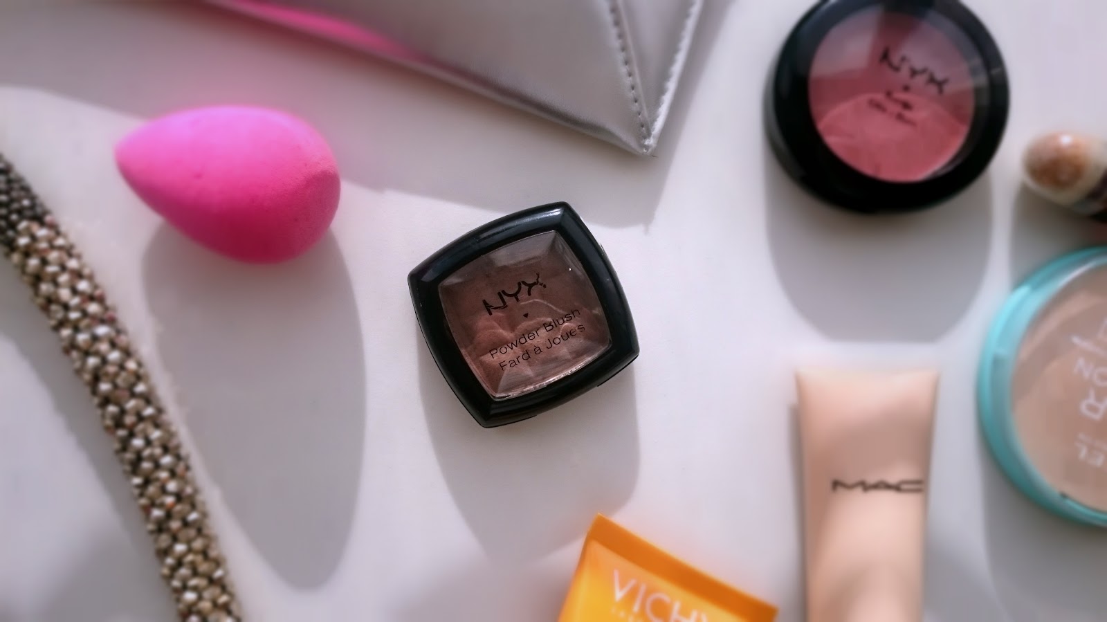 Róż z NYX Powder Blush- idealny produkt do konturowania twarzy.