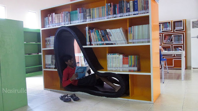 Rak Buku Unik di Perpustakaan Taman Pintar Yogyakarta - Nasirullah Sitam