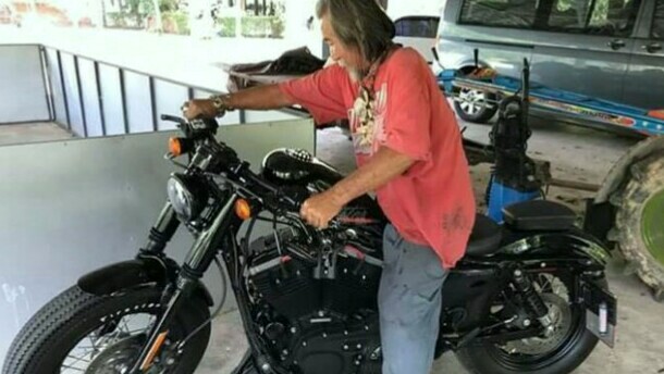 Pria Lusuh Ini Beli Motor Harley Davidson Secara Tunai Motor Harley Davidson