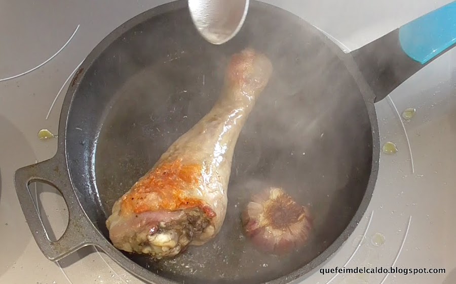 Jamoncitos de pavo confitados con cebollitas glaseadas