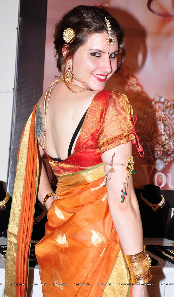 Exposure Of Back By Hindu Babes In Saree Interfaith Xxx