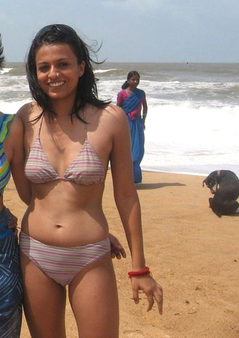 Desi Hot Beach Girls - Topless desi real life girls in beach - Nude pics