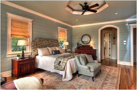 Bild-Traditionelle-Schlafzimmer-Idee-in-Charleston-mit-blauen-Wänden-und-Fensterverkleidung-und-Schiffsklappe