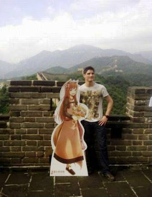 Un hombre recorre China con su novia de cartón.