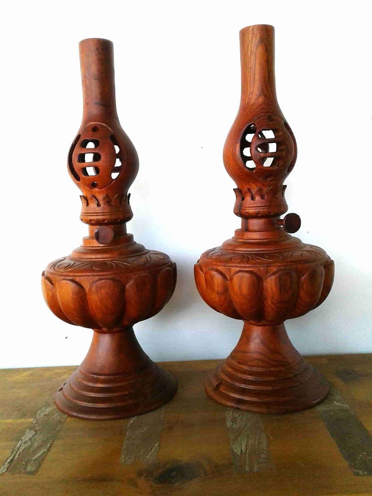 Cặp đèn thờ gỗ Hương