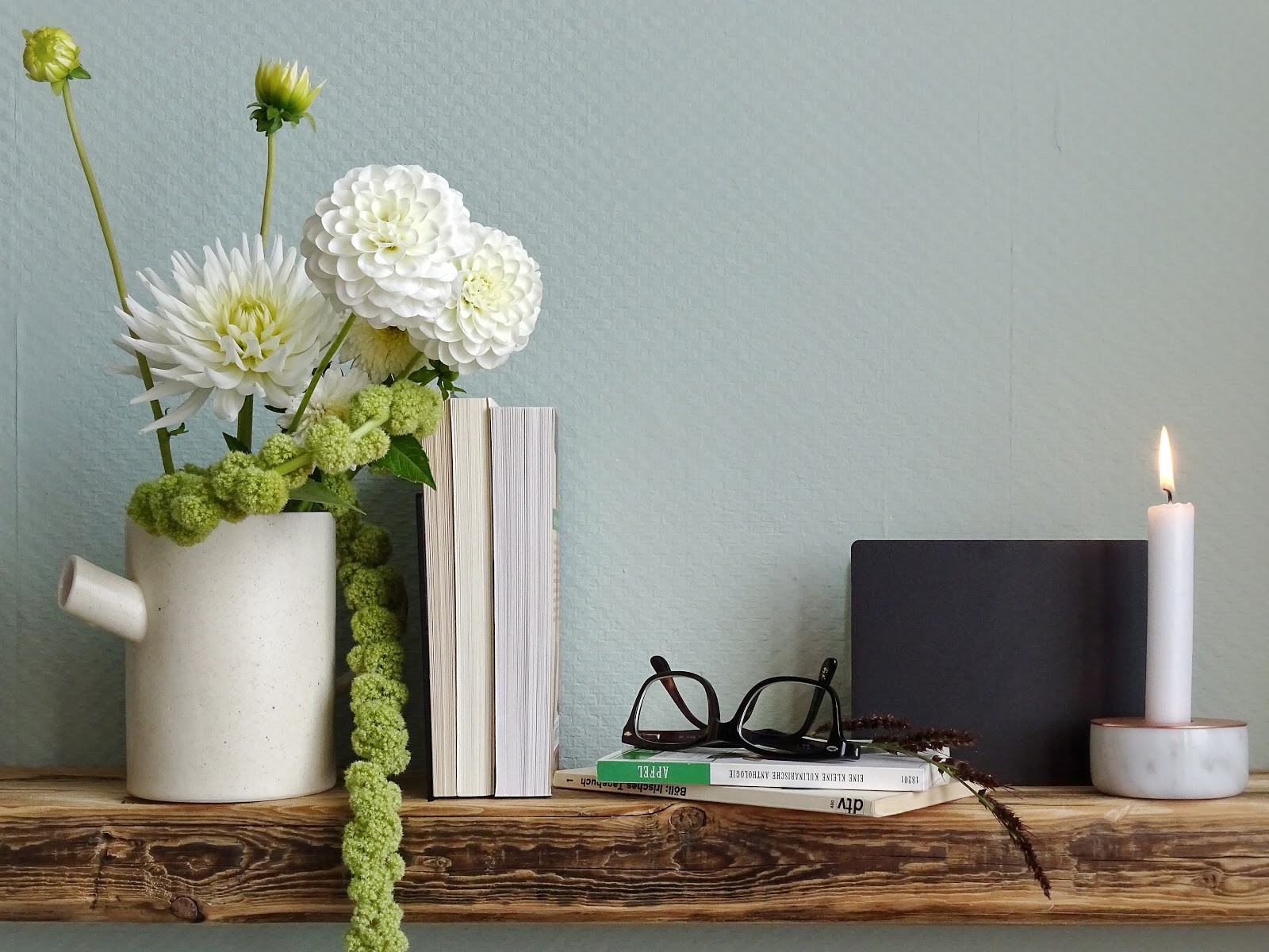 Küchen-Makeover mit neuer Wandfarbe in Mint + Styling-Ideen für Regale + Deko-Ideen mit Dahlien und einem Altholzregal - www.mammilade.blogspot.de Küchen-Makeover mit neuer Wandfarbe in Mint + Styling-Ideen für Regale + Deko-Ideen mit Dahlien und einem Altholzregal - www.mammilade.blogspot.de