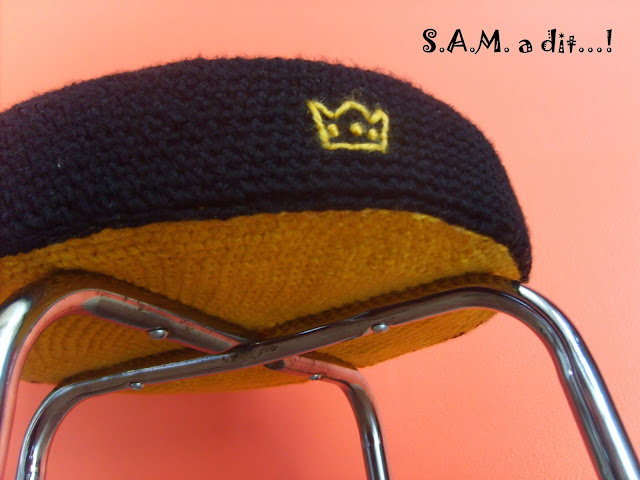 S.A.M. a dit...! création crochet laine noir jaune couronne relooking tabouret