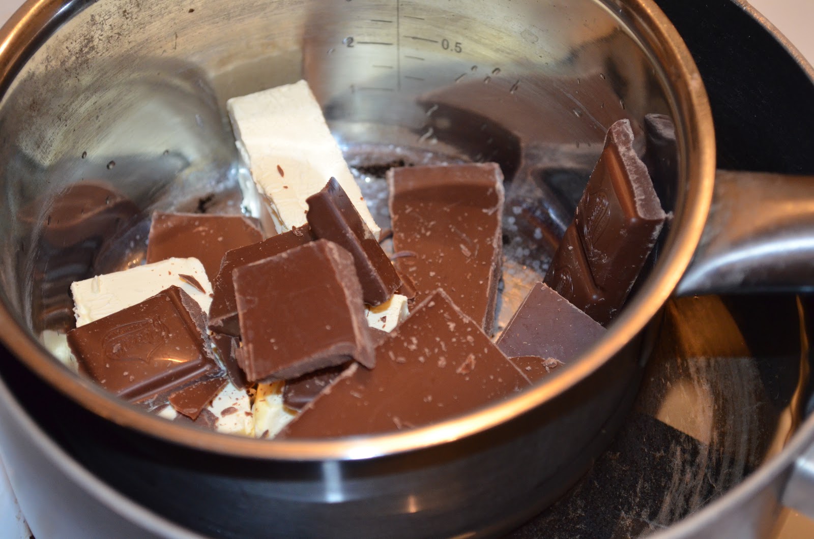 Добавить шоколад какая большая. Водяная баня для шоколада. Растопленный шоколад. Растапливание шоколада на водяной бане. Паровая баня для шоколада.