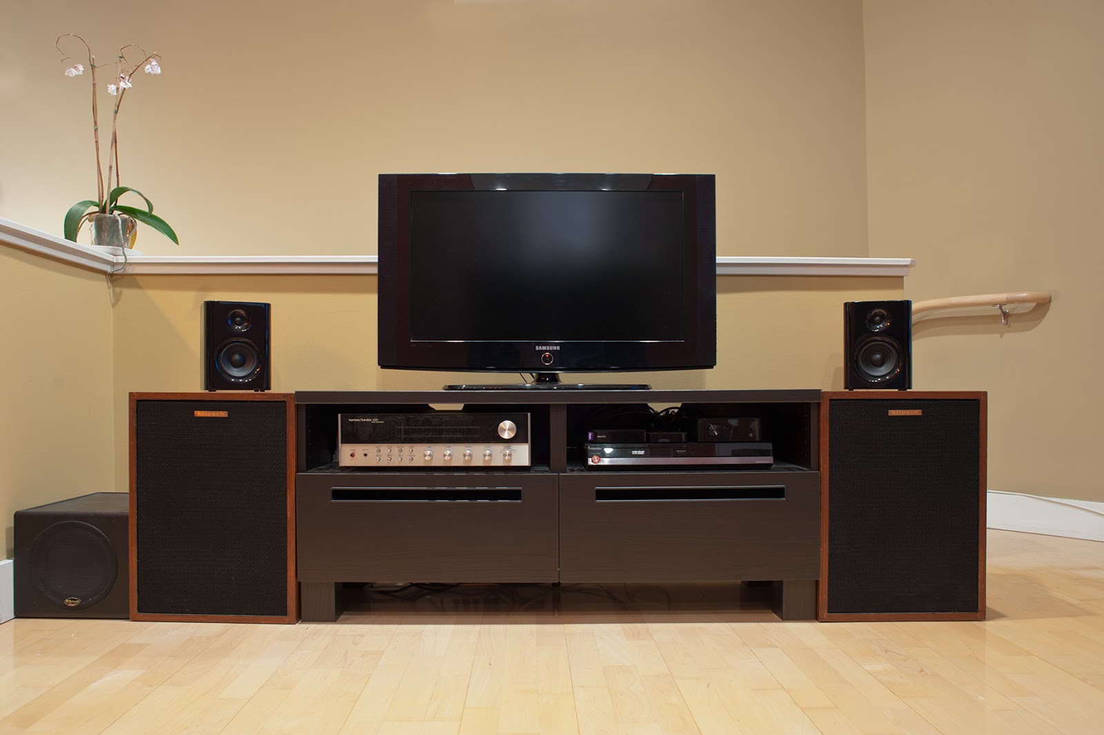 home theater satu set diletakkan disebuah lemari rak mini home theater satu set diletakkan disebuah lemari rak mini
