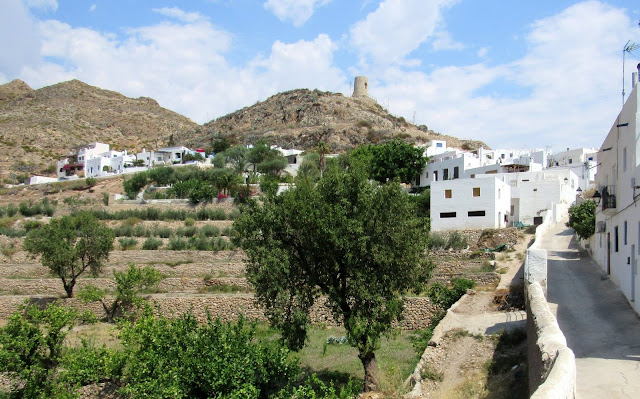 Terrazas de cultivo en Níjar. La atalaya del siglo XIII de Níjar