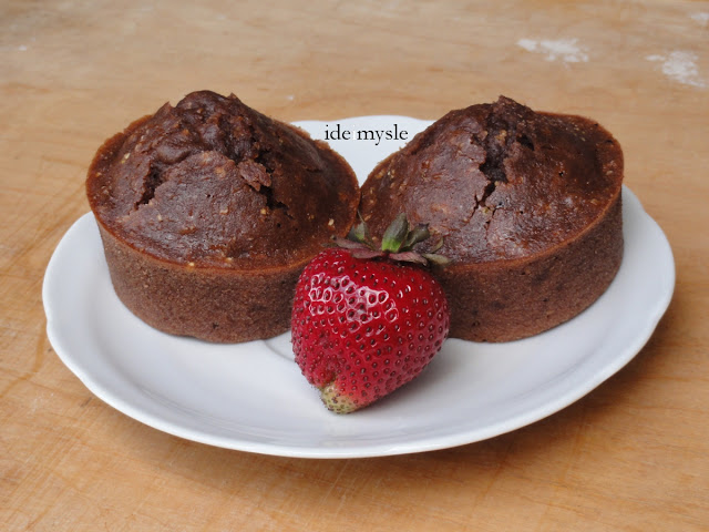 kakaowe babeczki z kwiatami bzu czarny bez przepis, kwiaty dzikiego bzu przepis, kwiatowe muffiny, babeczki z kwiatami, jadalne kwiaty, flowery cupcake, elderflower recipe, edible flowers