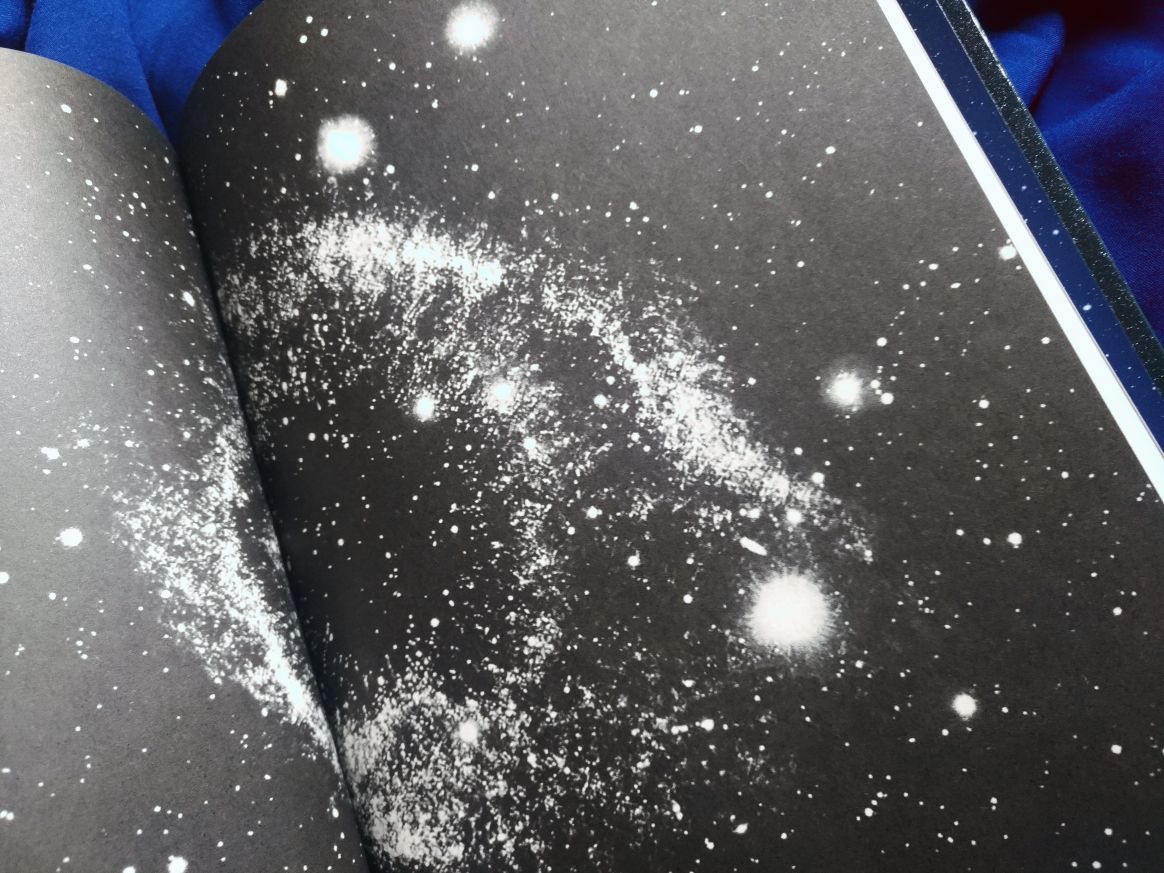 RESENHA DE LIVRO: A LONGA VIAGEM A UM PEQUENO PLANETA HOSTIL - BECKY CHAMBERS RESENHA DE LIVRO: A LONGA VIAGEM A UM PEQUENO PLANETA HOSTIL - BECKY CHAMBERS