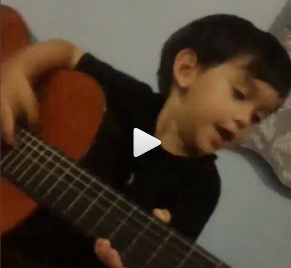 Aksi Anak Farid Kamil 'Jamming' dengan Gitar Ini Sememangnya Luar BIASA!!! (VIDEO)