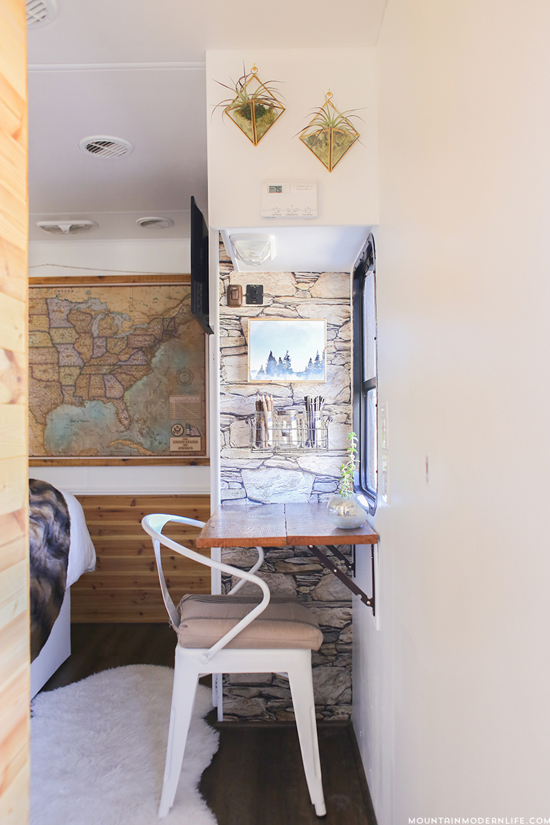 TINY HOUSE TOWN The Mountain Modern Life RV (300 Sq Ft)