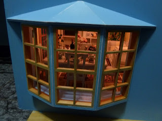 Mis Minis: El tejado y la fachada de la casa azul.