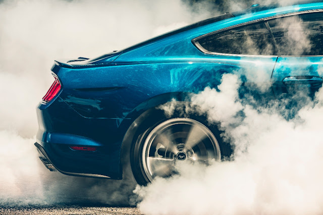 2018 Ford Mustang GT Premium smokes rear tire Rear tire smoking of 2018 Ford Mustang GT Premium