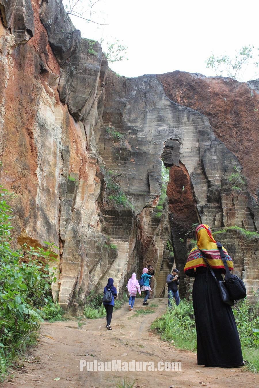 Obyek Wisata Alam Batu Kapur Arosbaya Bangkalan - Madura - Jawa Timur