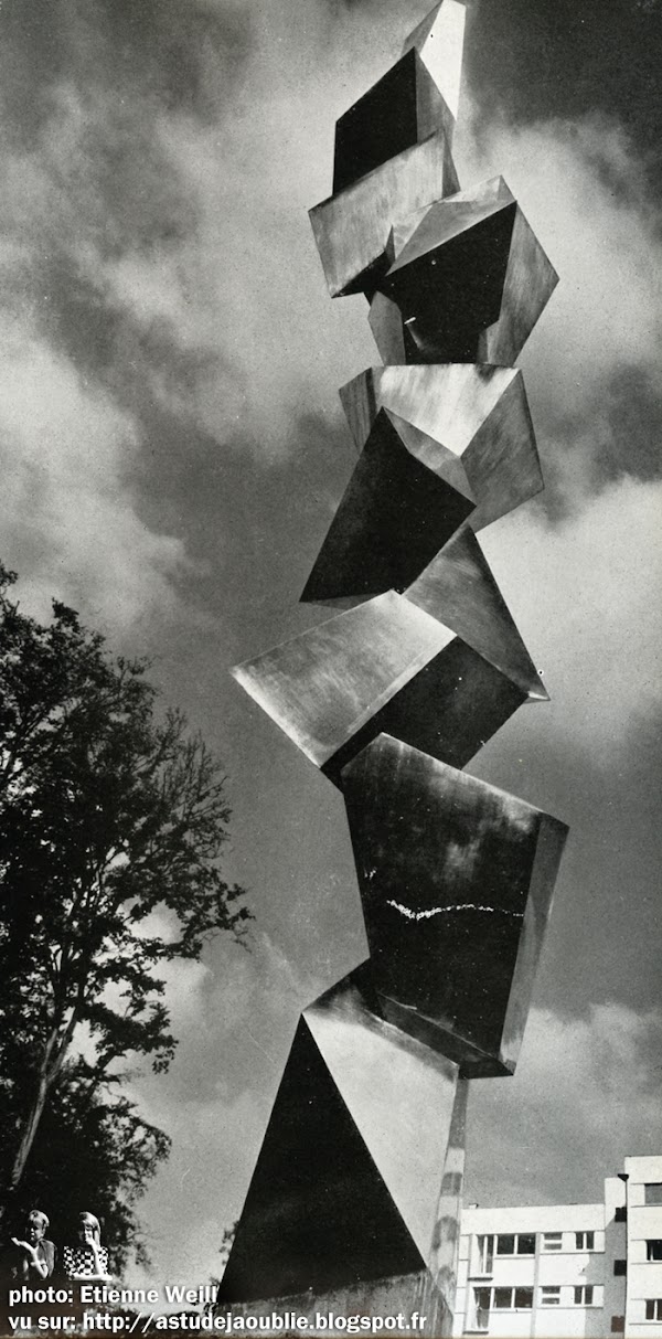 Vaucresson - Résidence de Vaucresson  Architecte:  Henry Pottier  Sculpture: André Bloc - 1958  Mosaïque: H. Stragiotti - 1962