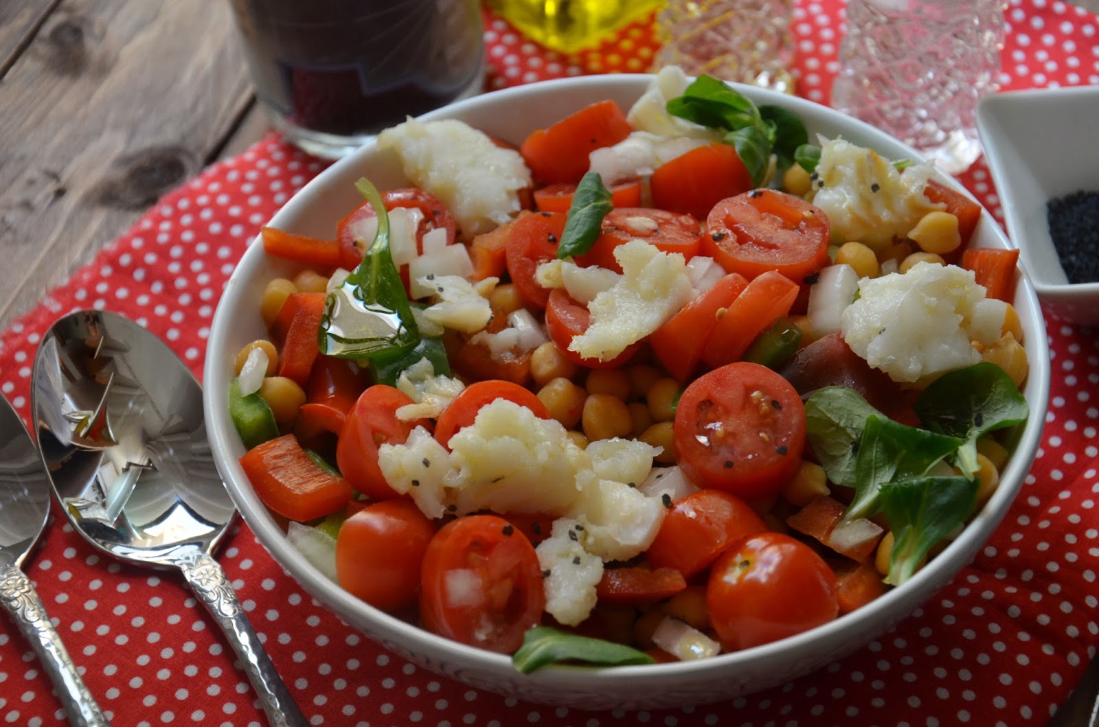Ensalada de garbanzos y pimientos con bacalao. Cuchillito y Tenedor