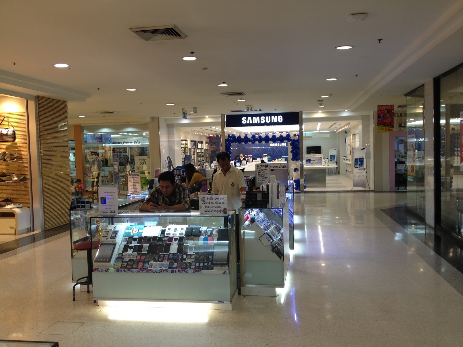 ให้เช่าพื้นที่ ขายมือถือ เดอะมอลล์ท่าพระ Mobile Area For Rent (At The