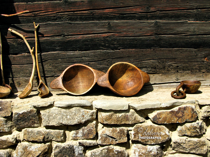 http://4.bp.blogspot.com/-zJ8tPorN6u8/T4FpsM_h1EI/AAAAAAAAJIA/K-c5FFyA4kE/s1600/wood-lemn-hand-made-muzeul-satului-Romania.jpg