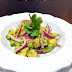 Ensalada de aguacate y cebolla morada con cilantro