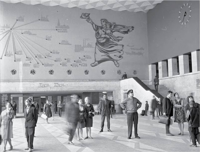 Внутренний интерьер нового здания пассажирского ж/д вокзала... "pēc mākslinieka Ģirta Vilka meta veidotie sienu dekori".