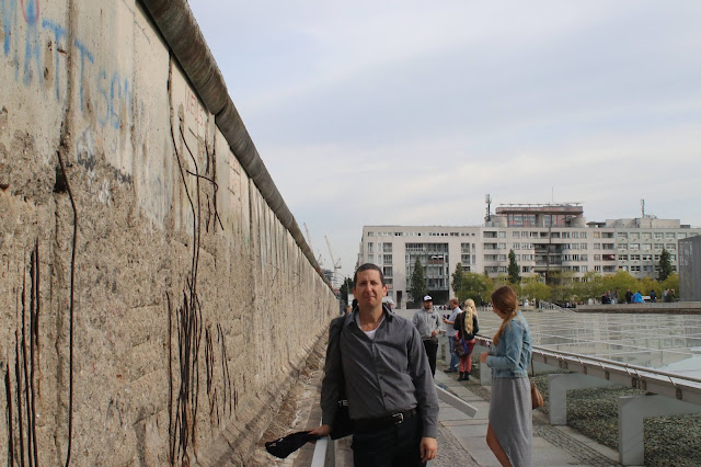 קטע החומה הנותר ליד מוזיאון טופוגרפי אוף טרור קטע החומה הנותר ליד מוזיאון טופוגרפי אוף טרור