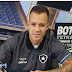 Botafogo anuncia contratação de meia que pertence ao Inter