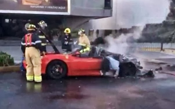 Bomberos apagan fuego auto Ferrari