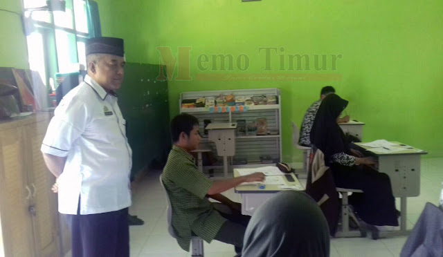 Siswa-siswi SMA Luar Biasa juga Semangat Ikuti Ujian Nasional Siswa-siswi SMALB mengikuti ujian nasional