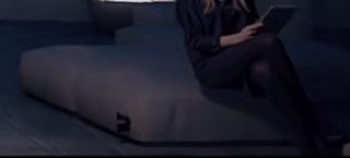 gros plan qu'elle est cet objet a 01.01 de la vidéo qui apparaît sur le sofa iconic