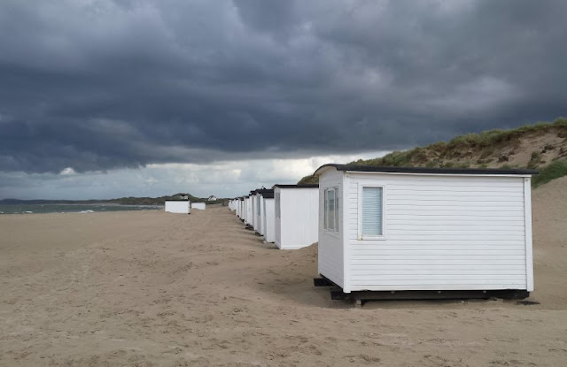 Herbst in Dänemark: Ein Besuch im Fischerort Lökken. Lökken ist ein wunderschöner Ort an der dänischen Nordseeküste. Kommt mit, ich zeige Euch auf Küstenkidsunterwegs, was man in Lökken und überhaupt in Dänemark im Herbst gut unternehmen kann!