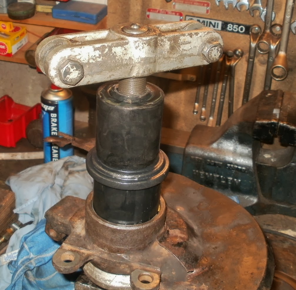 RustyDaytrips.nl Maestro wheel bearing change and stripped engine mount bolt.