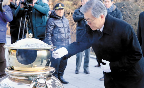Moon Jae-in visita la tumba del exdictador Park Chung-hee en Seúl