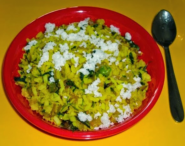 kande pohe in a serving plate